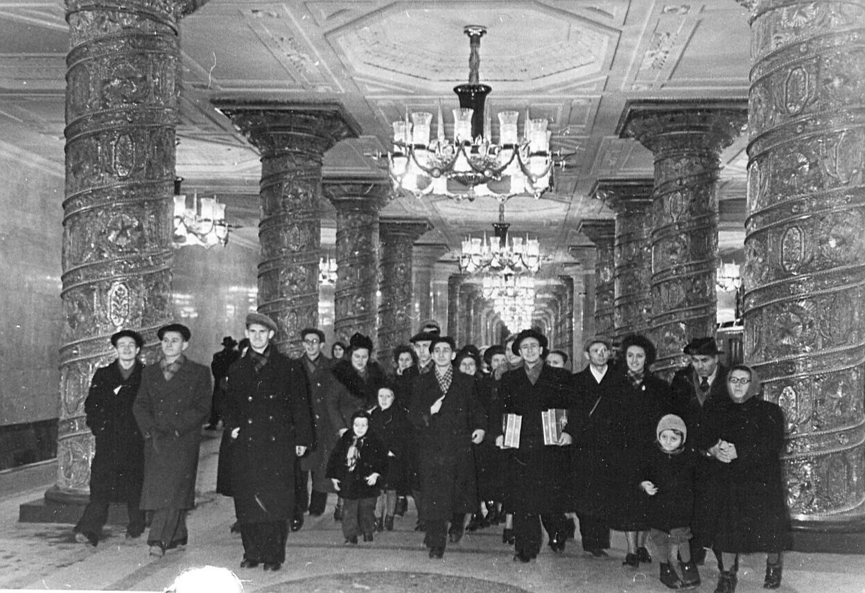 Подземный зал станции &laquo;Автово&raquo;. Фото В.&nbsp;И. Капустина и&nbsp;И.&nbsp;А.&nbsp;Баранова