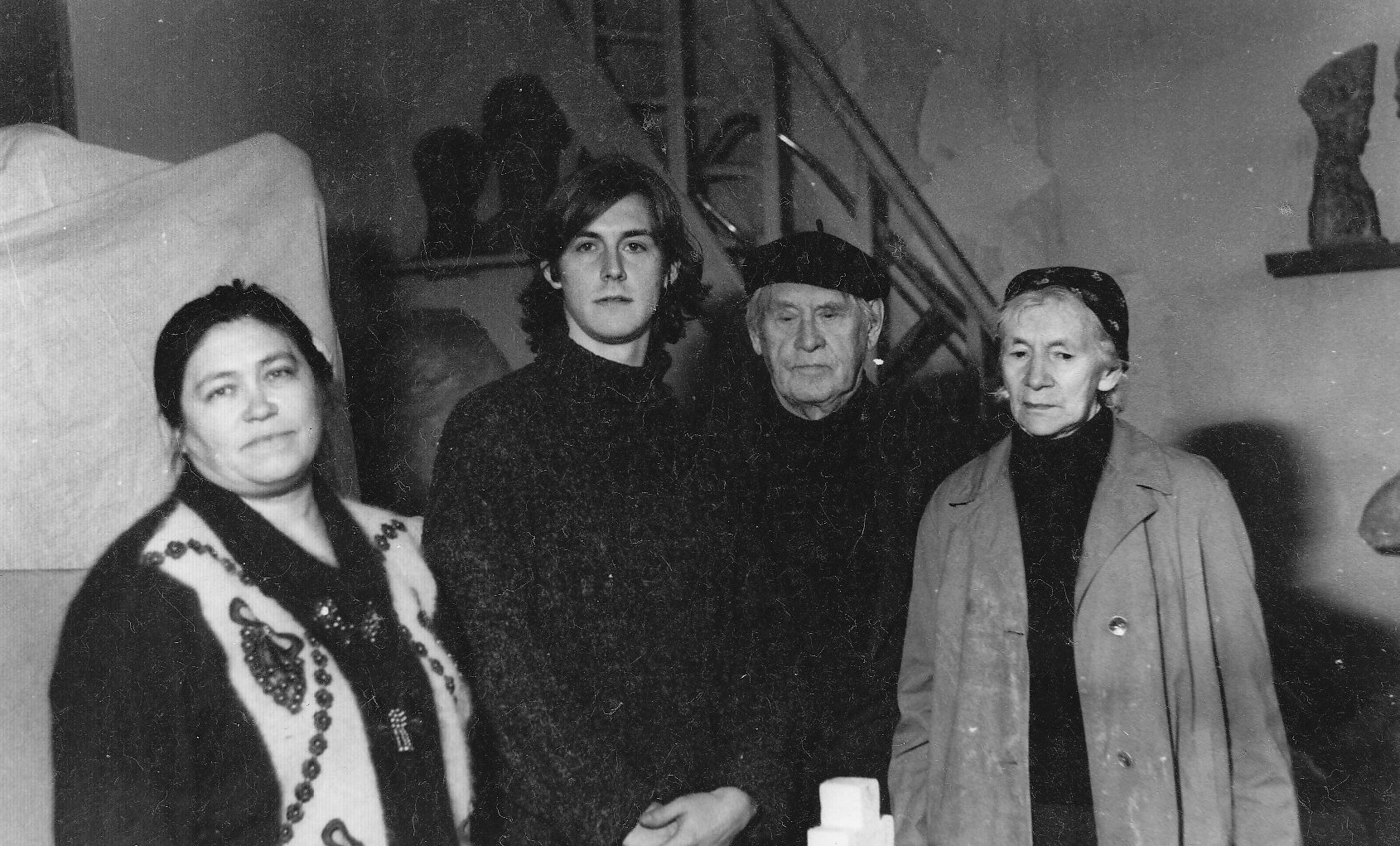 Александр Михайлович Игнатьев (2-й справа) и&nbsp;Любовь Михайловна Холина (1-я справа) с&nbsp;внуком Павлом Игнатьевым в&nbsp;мастерской